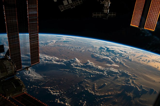 Illustration. Vue panoramique de la Station spatiale internationale en orbite au-dessus de la Terre.