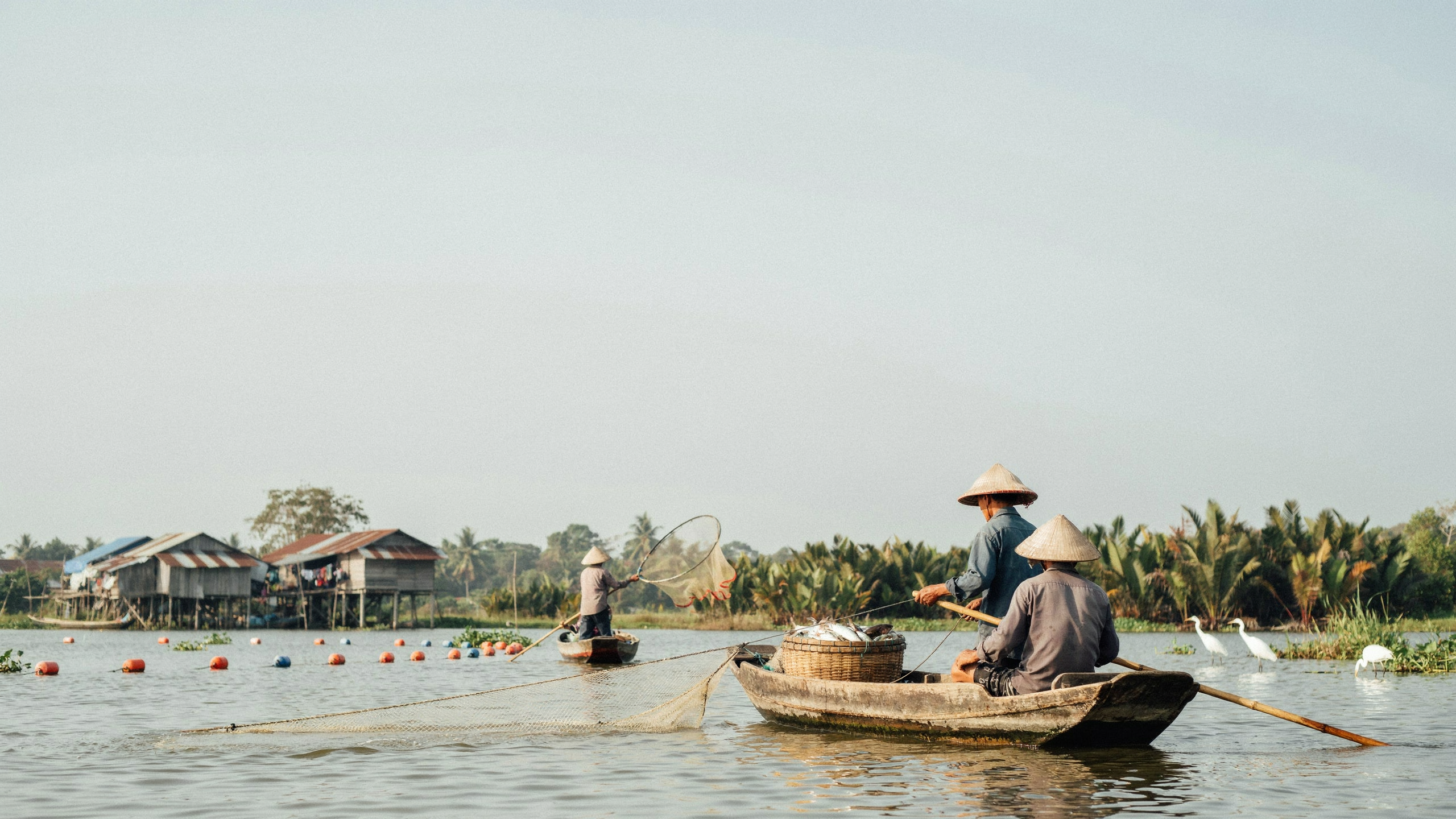Barques de pêche locale près d'une zone de conservation du Tonlé Sap