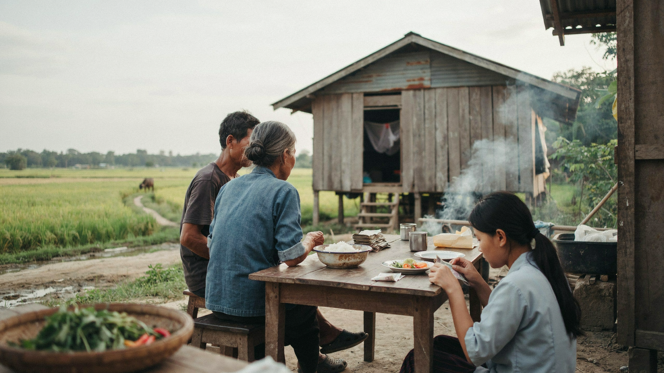 Illustration documentaire sur famille rurale cambodgienne économie transferts migrants