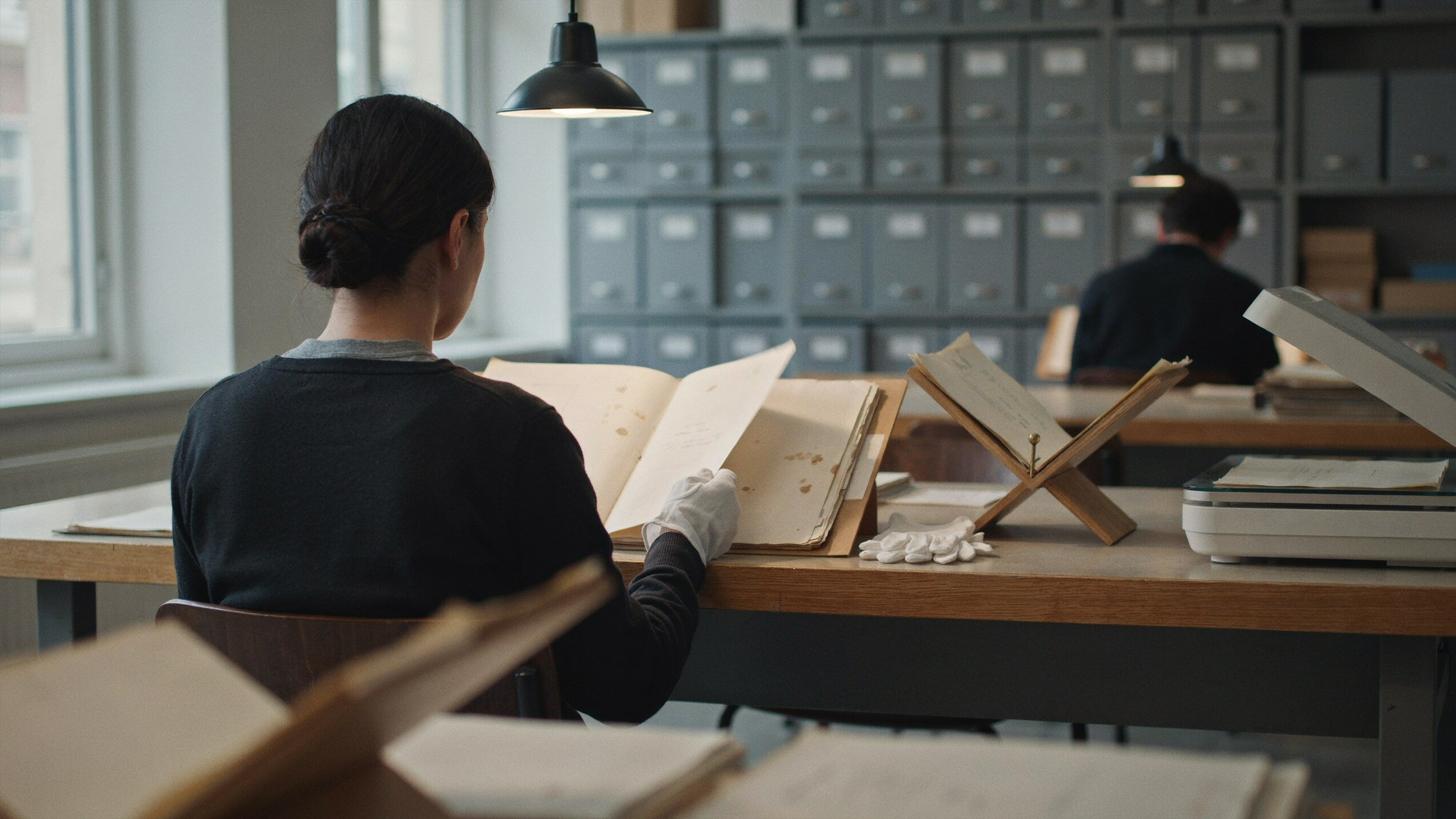 Illustration documentaire sur documents numérisés et poste de consultation d’archives historiques